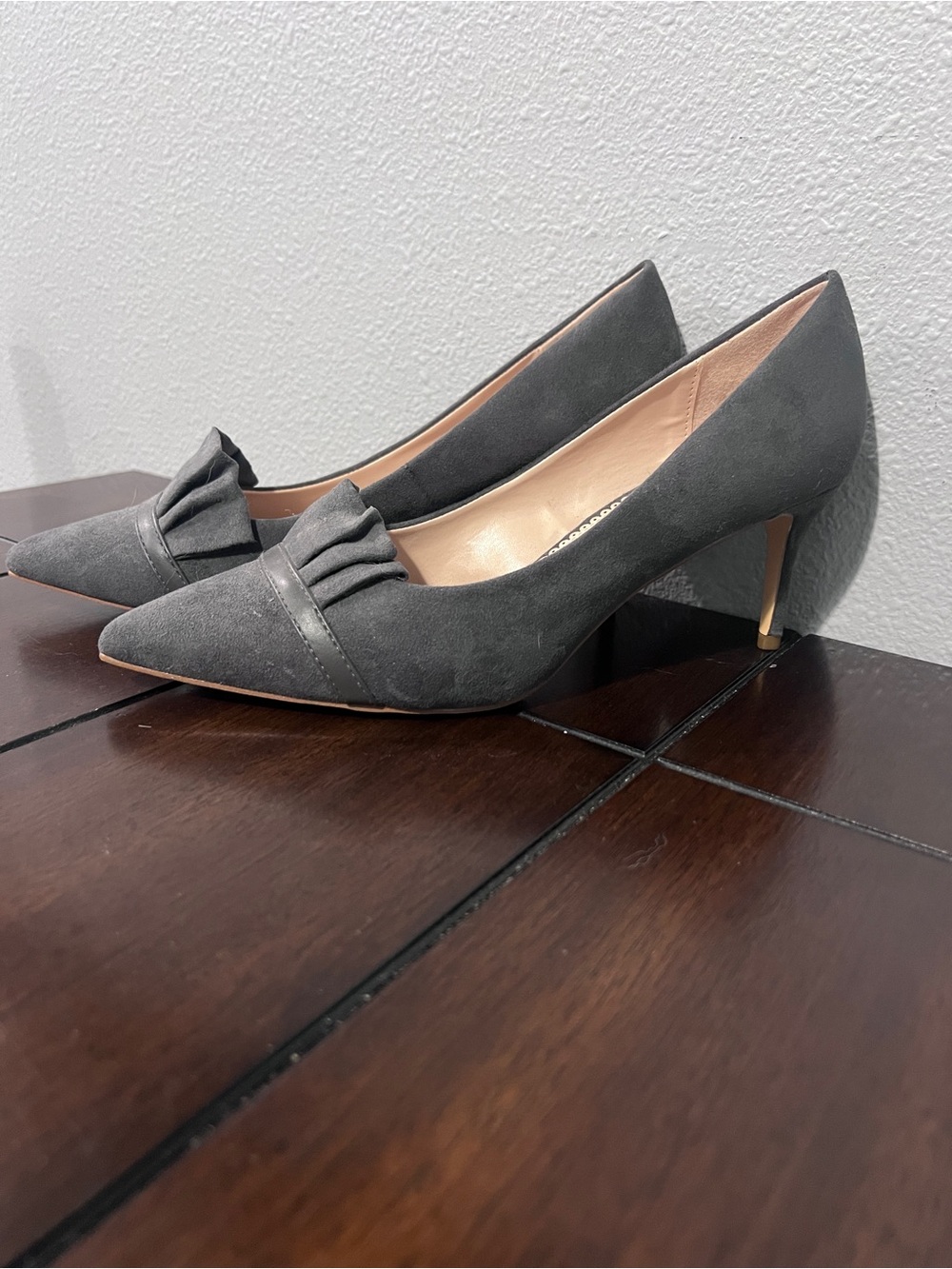 Gray Pointed-Toe Kitten Heel Pumps with Bow Detail